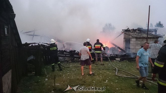 Ogromny pożar w Dzbeninie po uderzeniu pioruna [04.08.2014] - zdjęcie #2 - eOstroleka.pl