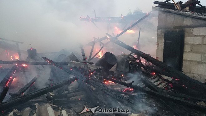 Ogromny pożar w Dzbeninie po uderzeniu pioruna [04.08.2014] - zdjęcie #6 - eOstroleka.pl