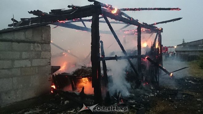 Ogromny pożar w Dzbeninie po uderzeniu pioruna [04.08.2014] - zdjęcie #9 - eOstroleka.pl
