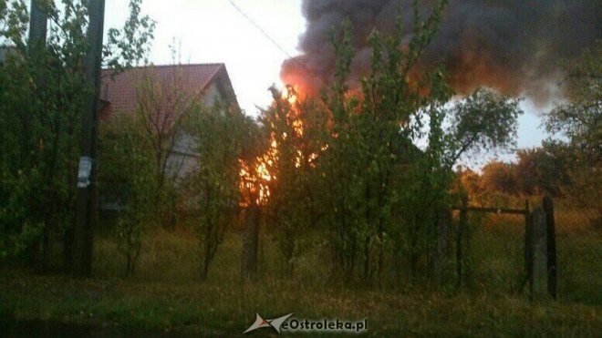 Ogromny pożar w Dzbeninie po uderzeniu pioruna [04.08.2014] - zdjęcie #13 - eOstroleka.pl