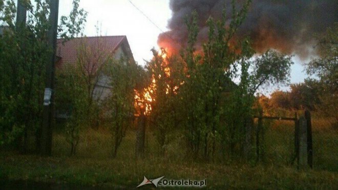 Ogromny pożar w Dzbeninie po uderzeniu pioruna [04.08.2014] - zdjęcie #1 - eOstroleka.pl