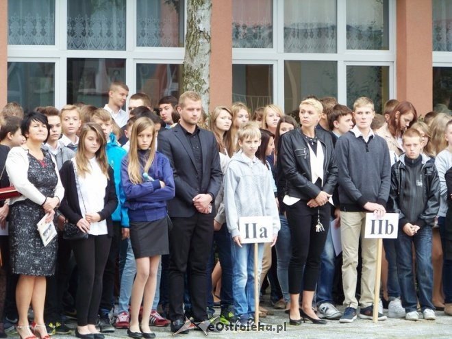 Rozpoczęcie roku szkolnego 2014/15 - Gimnazjum nr 1 i Gimnazjum nr 2 w Ostrołęce (01.09.2014) - zdjęcie #22 - eOstroleka.pl