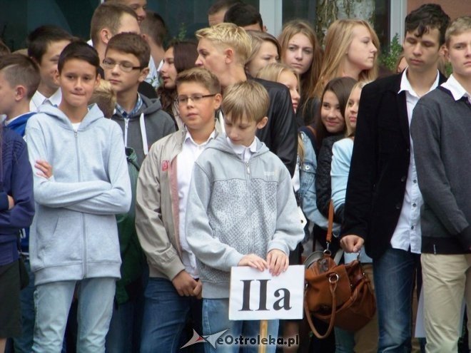 Rozpoczęcie roku szkolnego 2014/15 - Gimnazjum nr 1 i Gimnazjum nr 2 w Ostrołęce (01.09.2014) - zdjęcie #4 - eOstroleka.pl