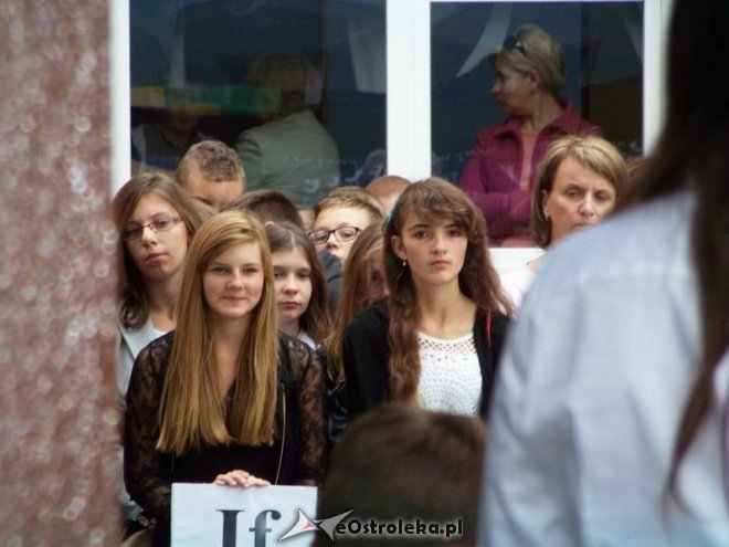 Rozpoczęcie roku szkolnego 2014/15 - Gimnazjum nr 1 i Gimnazjum nr 2 w Ostrołęce (01.09.2014) - zdjęcie #2 - eOstroleka.pl