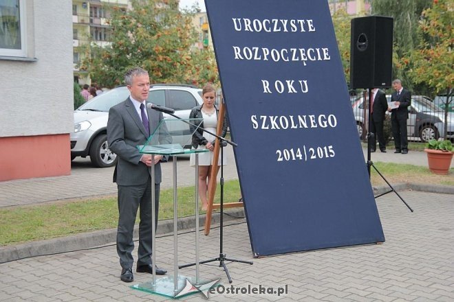 Uczniowie ZS nr 5 uroczyście przywitali nowy rok szkolny [01.09.2014] - zdjęcie #4 - eOstroleka.pl