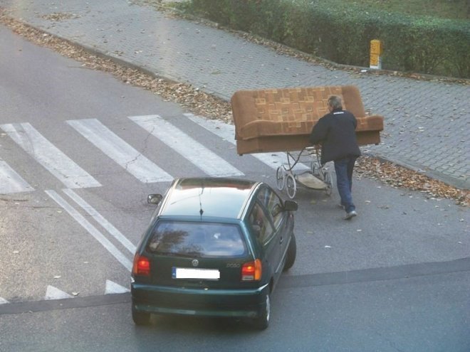 Mistrz transportu wzbudził uśmiech przechodniów - zdjęcie #1 - eOstroleka.pl