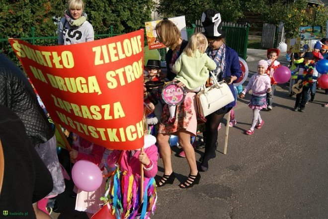 Kadzidło: Parada bezpieczeństwa z okazji Ogólnopolskiego Dnia Przedszkolaka - zdjęcie #10 - eOstroleka.pl