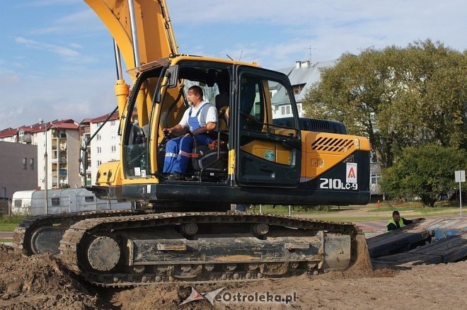 Nietypowa operacja koparką w samym centrum Ostrołęki [30.09.2014] - zdjęcie #22 - eOstroleka.pl