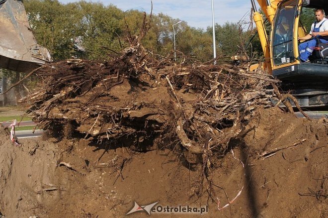 Nietypowa operacja koparką w samym centrum Ostrołęki [30.09.2014] - zdjęcie #8 - eOstroleka.pl