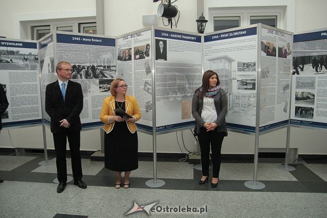 Wernisaż wystawy „Stutthof 1939 – 1945. Historia i jej świadkowe” w Muzeum Kultury Kurpiowskiej [04.10.2014] - zdjęcie #13 - eOstroleka.pl