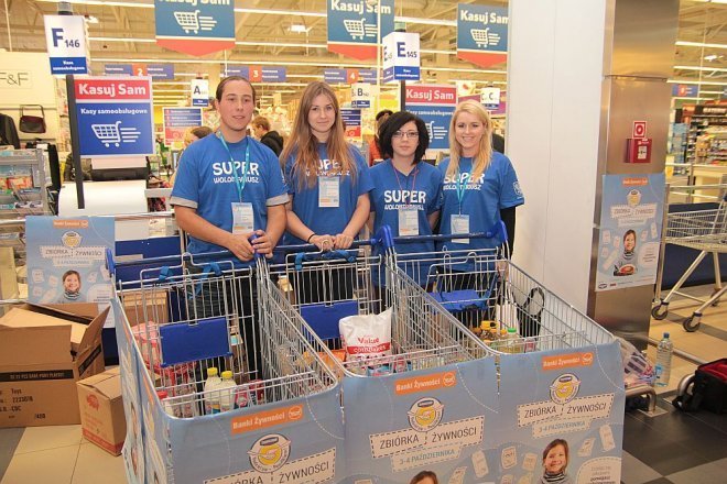 Ponad pół tony produktów zebrano w ramach akcji „Podziel się posiłkiem” [04.10.2014] - zdjęcie #1 - eOstroleka.pl
