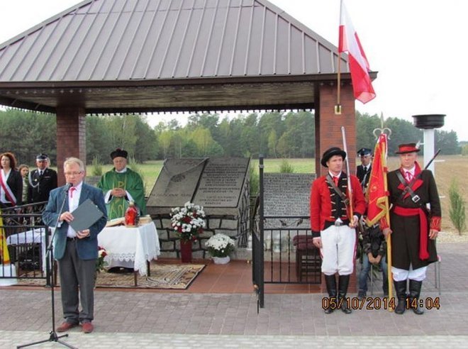 W hołdzie 113 ofiarom pacyfikacji wsi Bandysie [07.10.2014] - zdjęcie #10 - eOstroleka.pl