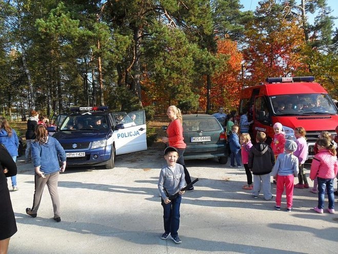 Ewakuacja szkoły w Jazgarce [10.10.2014] - zdjęcie #1 - eOstroleka.pl
