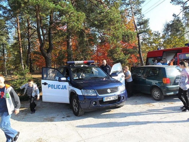 Ewakuacja szkoły w Jazgarce [10.10.2014] - zdjęcie #6 - eOstroleka.pl