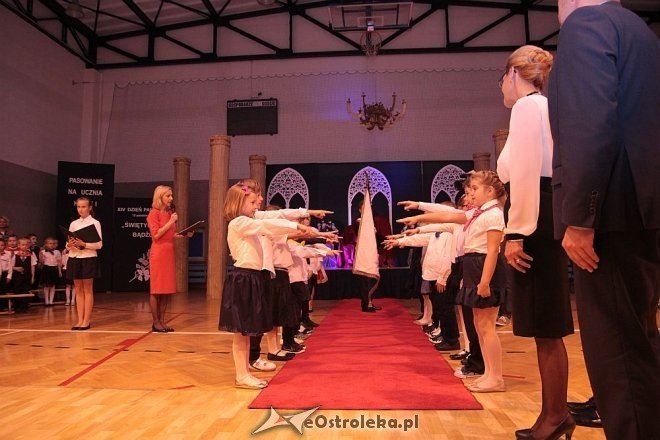 Pasowanie na ucznia w Szkole Podstawowej nr 10 w Ostrołęce [16.10.2014] - zdjęcie #23 - eOstroleka.pl