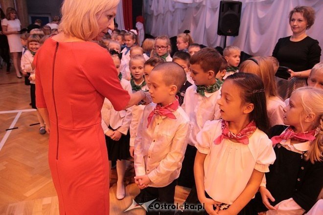 Pasowanie na ucznia w Szkole Podstawowej nr 10 w Ostrołęce [16.10.2014] - zdjęcie #19 - eOstroleka.pl