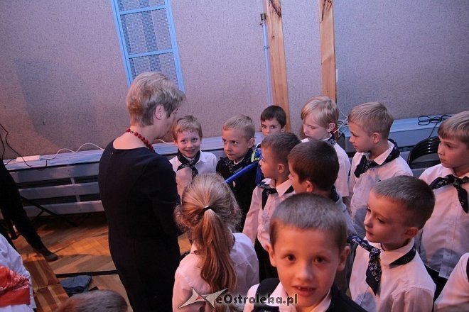 Pasowanie na ucznia w Szkole Podstawowej nr 10 w Ostrołęce [16.10.2014] - zdjęcie #15 - eOstroleka.pl