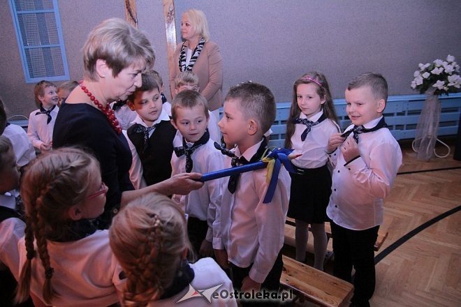 Pasowanie na ucznia w Szkole Podstawowej nr 10 w Ostrołęce [16.10.2014] - zdjęcie #10 - eOstroleka.pl
