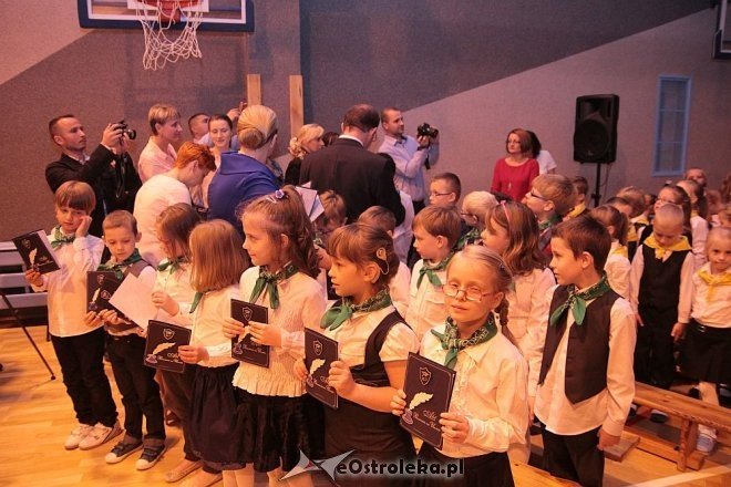 Pasowanie na ucznia w Szkole Podstawowej nr 10 w Ostrołęce [16.10.2014] - zdjęcie #5 - eOstroleka.pl