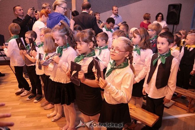Pasowanie na ucznia w Szkole Podstawowej nr 10 w Ostrołęce [16.10.2014] - zdjęcie #101 - eOstroleka.pl