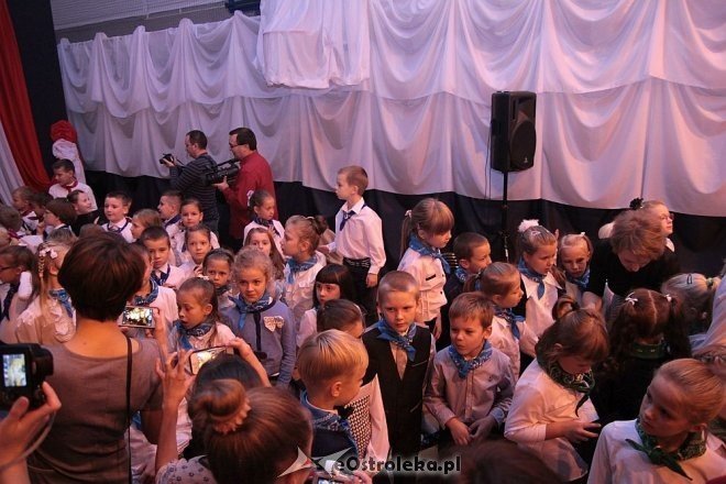 Pasowanie na ucznia w Szkole Podstawowej nr 10 w Ostrołęce [16.10.2014] - zdjęcie #103 - eOstroleka.pl