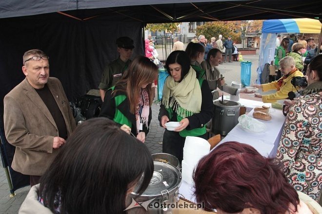 Miejskie obchody Dnia Walki z Ubóstwem [17.10.2014] - zdjęcie #3 - eOstroleka.pl