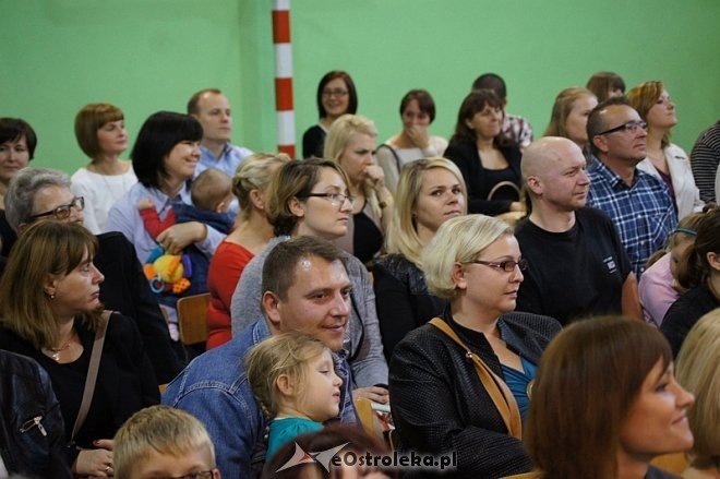 Pasowanie na ucznia w Szkole Podstawowej nr 2 w Ostrołęce [21.10.2014] - zdjęcie #14 - eOstroleka.pl