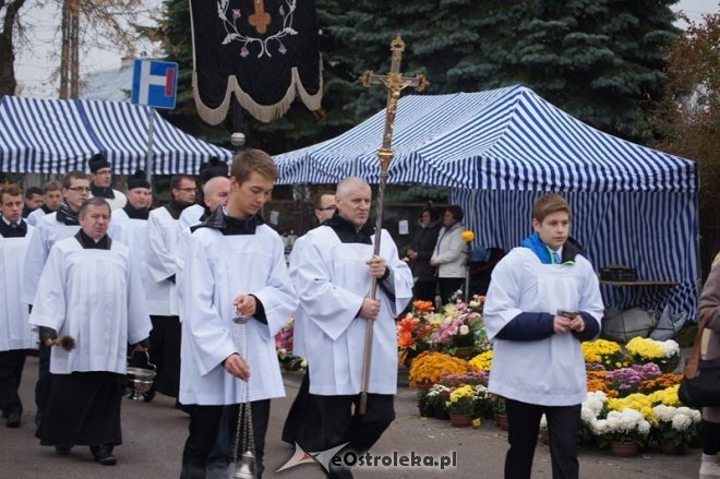 Procesja na cmentarzu parafialnym [01.11.2014] - zdjęcie #4 - eOstroleka.pl
