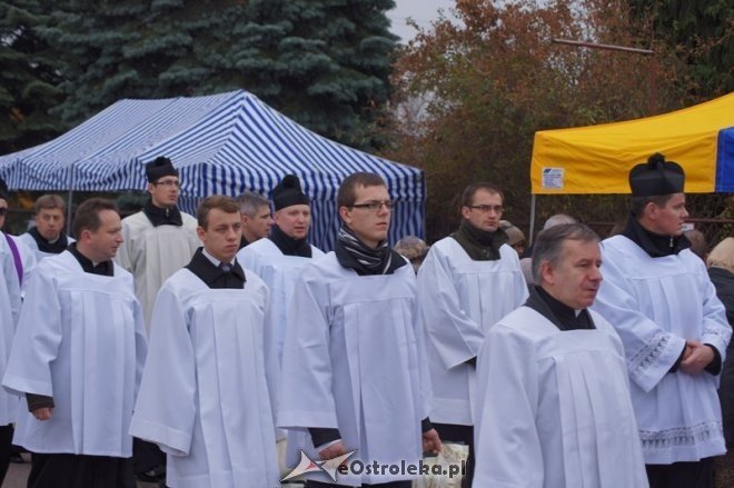 Procesja na cmentarzu parafialnym [01.11.2014] - zdjęcie #6 - eOstroleka.pl