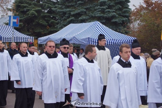Procesja na cmentarzu parafialnym [01.11.2014] - zdjęcie #7 - eOstroleka.pl