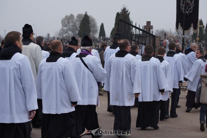 Procesja na cmentarzu parafialnym [01.11.2014] - zdjęcie #10 - eOstroleka.pl