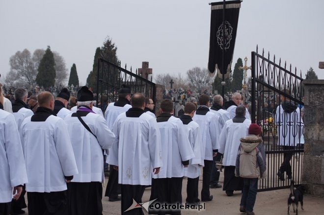 Procesja na cmentarzu parafialnym [01.11.2014] - zdjęcie #11 - eOstroleka.pl