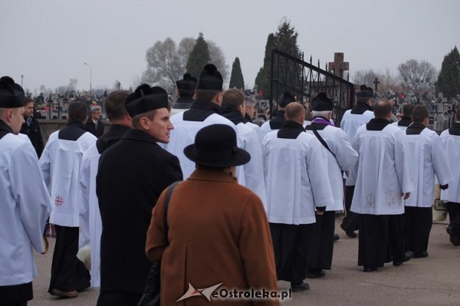 Procesja na cmentarzu parafialnym [01.11.2014] - zdjęcie #12 - eOstroleka.pl