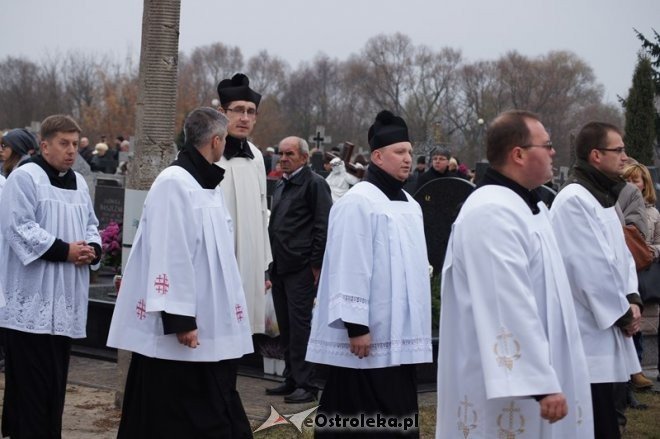 Procesja na cmentarzu parafialnym [01.11.2014] - zdjęcie #26 - eOstroleka.pl