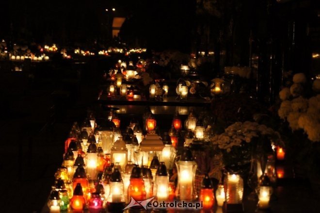 Cmentarz parafialny nocą [01.11.2014] - zdjęcie #1 - eOstroleka.pl