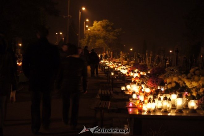 Cmentarz parafialny nocą [01.11.2014] - zdjęcie #2 - eOstroleka.pl