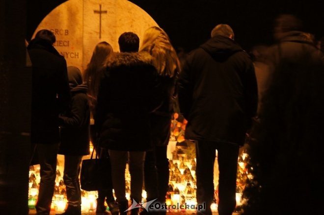 Cmentarz parafialny nocą [01.11.2014] - zdjęcie #5 - eOstroleka.pl