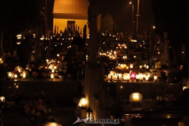 Cmentarz parafialny nocą [01.11.2014] - zdjęcie #7 - eOstroleka.pl