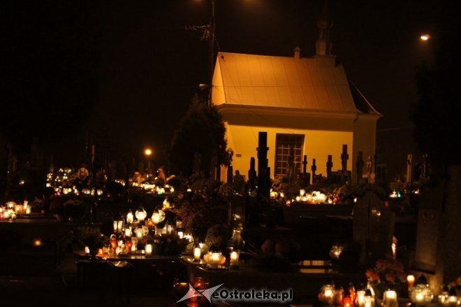 Cmentarz parafialny nocą [01.11.2014] - zdjęcie #8 - eOstroleka.pl