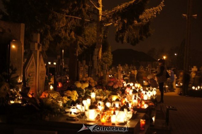 Cmentarz parafialny nocą [01.11.2014] - zdjęcie #9 - eOstroleka.pl