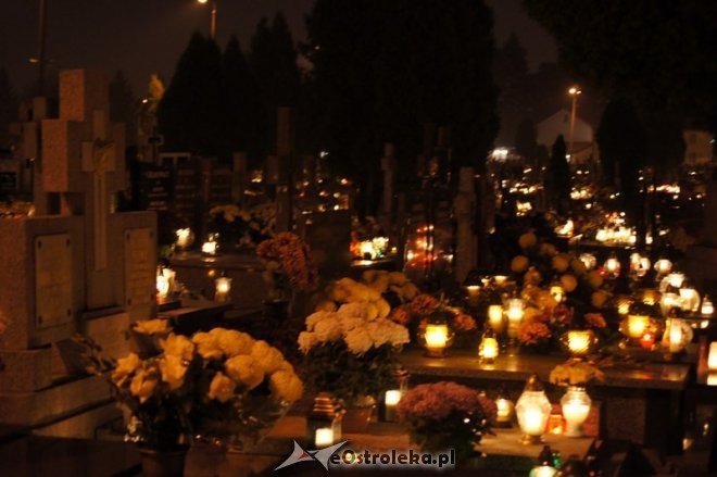 Cmentarz parafialny nocą [01.11.2014] - zdjęcie #11 - eOstroleka.pl