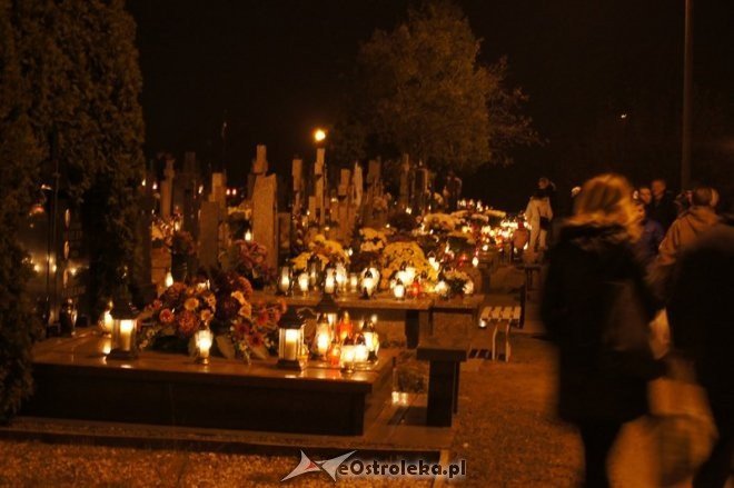 Cmentarz parafialny nocą [01.11.2014] - zdjęcie #12 - eOstroleka.pl