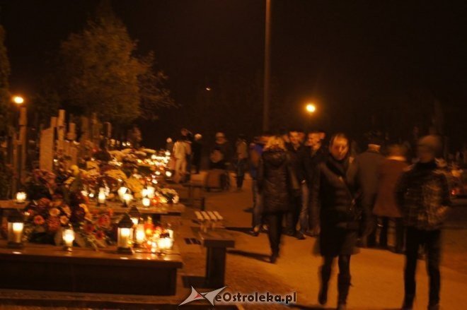 Cmentarz parafialny nocą [01.11.2014] - zdjęcie #13 - eOstroleka.pl