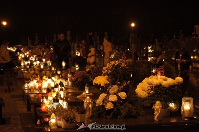 Cmentarz parafialny nocą [01.11.2014] - zdjęcie #14 - eOstroleka.pl