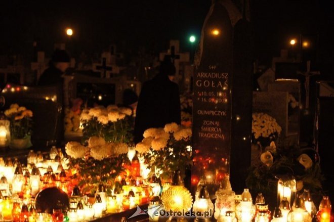 Cmentarz parafialny nocą [01.11.2014] - zdjęcie #16 - eOstroleka.pl