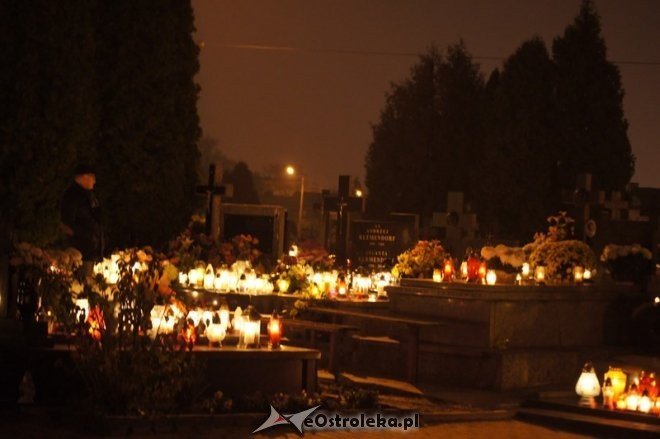 Cmentarz parafialny nocą [01.11.2014] - zdjęcie #17 - eOstroleka.pl