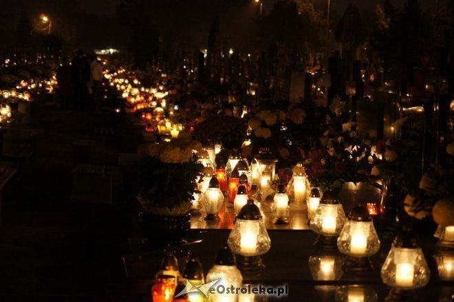 Cmentarz parafialny nocą [01.11.2014] - zdjęcie #18 - eOstroleka.pl