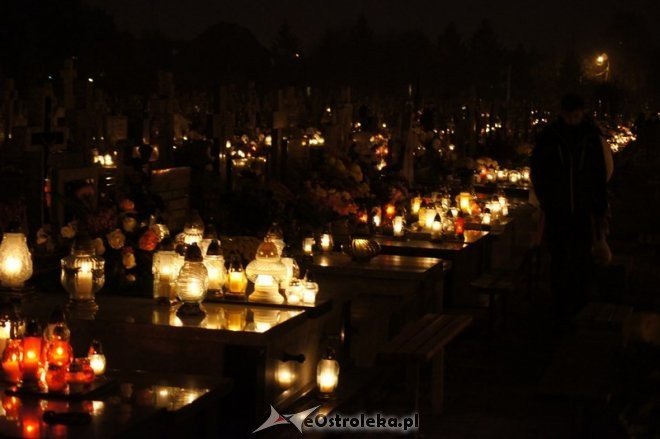 Cmentarz parafialny nocą [01.11.2014] - zdjęcie #19 - eOstroleka.pl