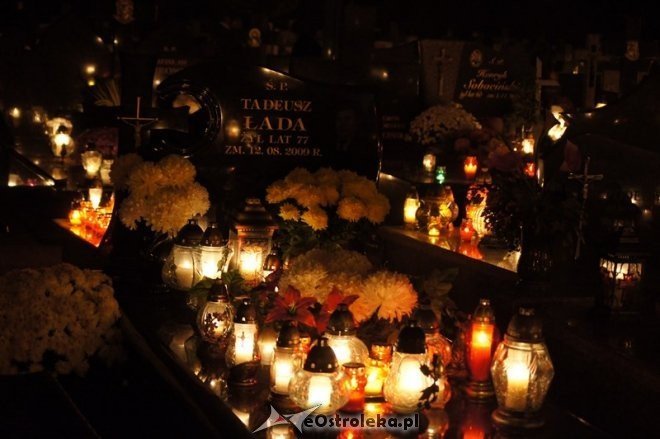 Cmentarz parafialny nocą [01.11.2014] - zdjęcie #20 - eOstroleka.pl