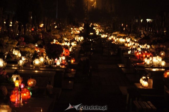 Cmentarz parafialny nocą [01.11.2014] - zdjęcie #15 - eOstroleka.pl
